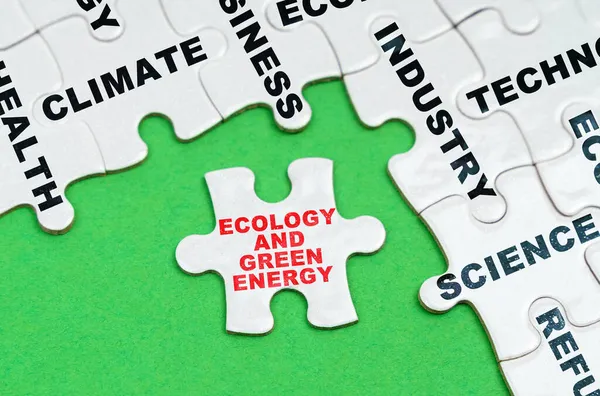 Environmentální Koncept Zeleném Pozadí Bílé Hádanky Textem Puzzle Nápisem Ekologie — Stock fotografie