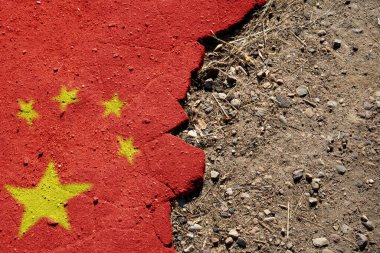 İş ve politika kavramı. Bir kriz. Kırık asfaltta bayrak - Çin