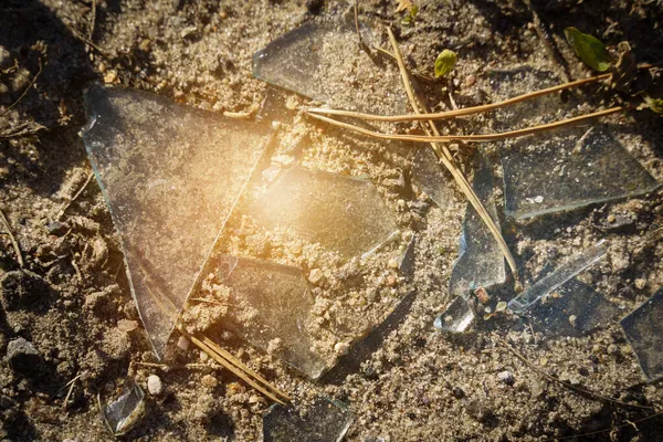 Περιβαλλοντική Αντίληψη Θραύσματα Από Σπασμένα Γυαλιά Στην Άμμο — Φωτογραφία Αρχείου