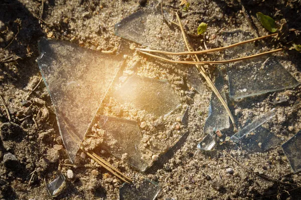 Concept Environnemental Éclats Verre Brisé Sur Sable — Photo