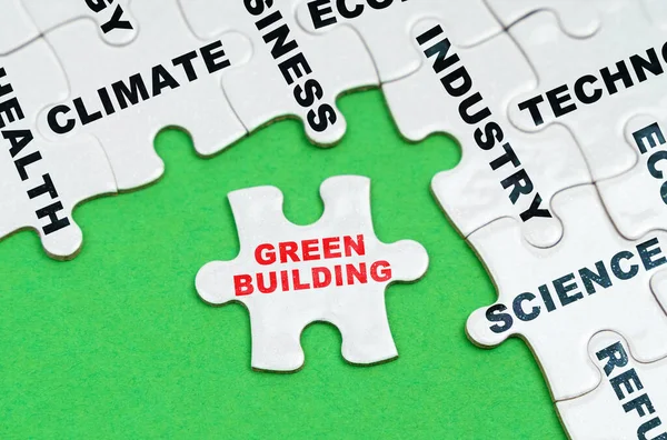 Environmentální Koncept Zeleném Pozadí Bílé Hádanky Textem Puzzle Nápisem Zelená — Stock fotografie