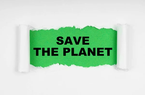 Çevresel Konsept Beyaz Çarşafın Ortasında Kağıt Yırtılıyor Yeşil Arka Planda — Stok fotoğraf