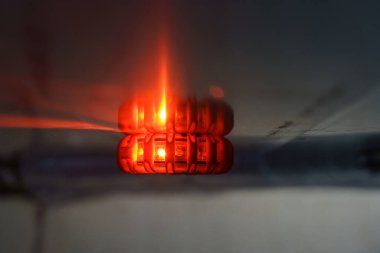 Kazalar ve tehlike. Duvarda yanan kırmızı bir lamba tehlikeyi gösterir..