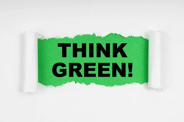环境概念 在白纸的中间 纸被撕破了 里面绿色背景上的题词 想想绿色吧 — 图库照片