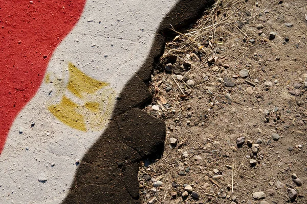 商业和政治概念 一场危机破碎沥青路面上的国旗 — 图库照片