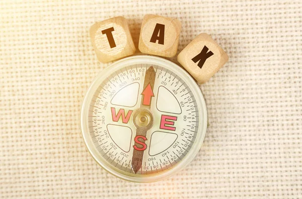 Conceito Negócio Mesa Está Uma Bússola Cubos Com Inscrição Tax — Fotografia de Stock