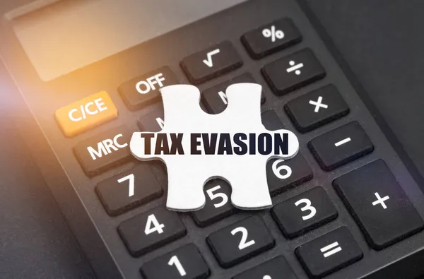 Koncepcja Biznesu Finansów Kalkulatorze Jest Biała Łamigłówka Napisem Tax Evasion — Zdjęcie stockowe