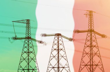 Endüstri ve enerji kavramı. Çifte çekim - elektrik hattı, kule ve bayrak İtalya