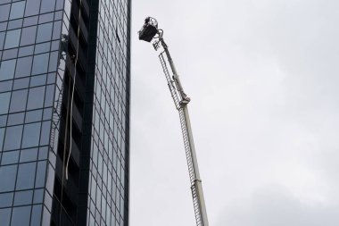 Olaylar. Kurtarma ekibinin asansörü kaldırması insanları yüksek bir binadan kurtarmak içindi..