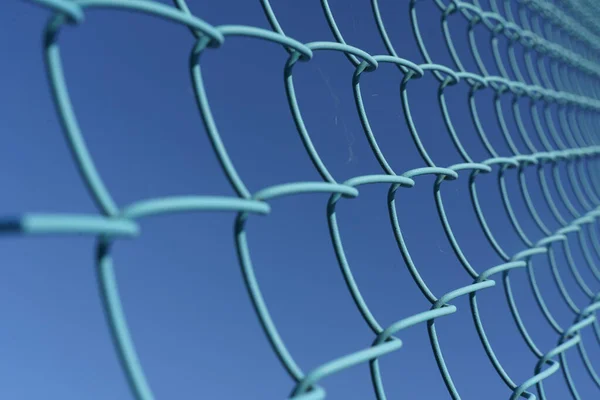 安全和质感 在蓝天的背景下 有一个蓝色的网状金属网 — 图库照片