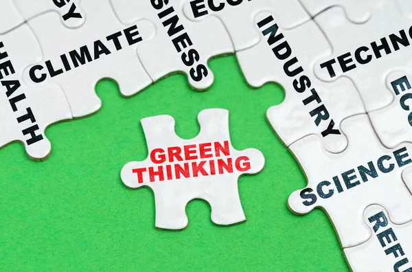 Environmentální Koncept Zeleném Pozadí Bílé Hádanky Textem Puzzle Nápisem Zelené — Stock fotografie