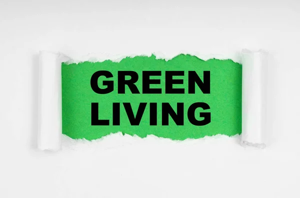 Çevresel Konsept Beyaz Çarşafın Ortasında Kağıt Yırtılıyor Yeşil Bir Arka — Stok fotoğraf