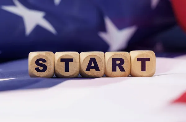 アメリカ経済とビジネスの概念 米国の旗は碑文とキューブを持っています Start — ストック写真
