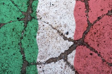 Kırık asfalt üzerinde İtalya bayrağı. Kriz, temerrüt, ekonomik çöküş, salgın, çatışma, terörizm kavramı. Odak dışında resim