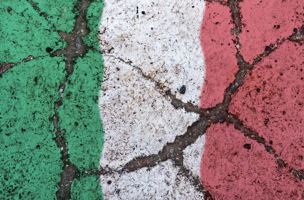 Flaga Włoch Pękniętym Asfalcie Koncepcja Kryzysu Niewypłacalności Załamania Gospodarczego Pandemii — Zdjęcie stockowe