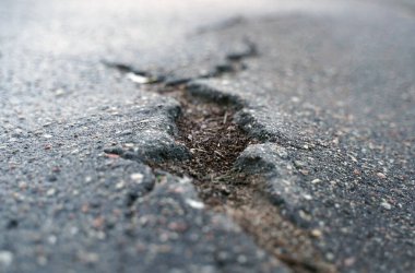 Doku. Çatlak asfalt dokusu. Yukarıdan bak. Yakın plan.