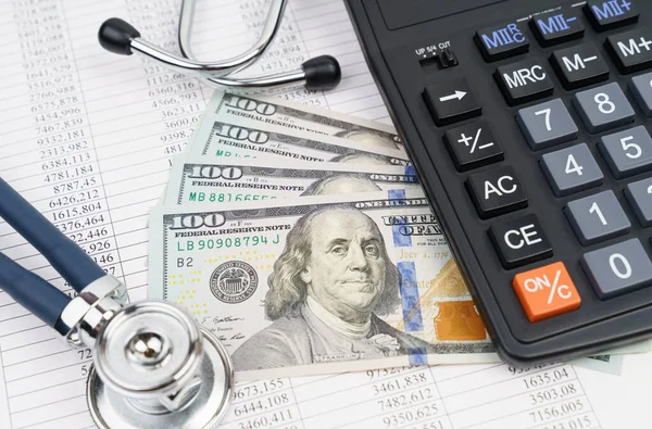 Stetoskop Ponad Dolarami Kalkulatorem Papierami Bankowość Koncepcja Analizy Finansowej — Zdjęcie stockowe