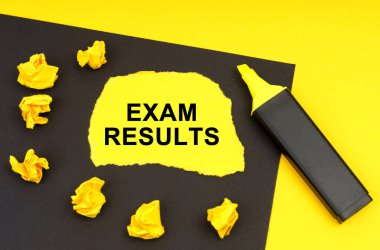 İş ve eğitim kavramı. Sarı arkaplanda, üzerinde yazı olan sarı bir kağıt olan siyah bir sayfa - Sınav sonuçları