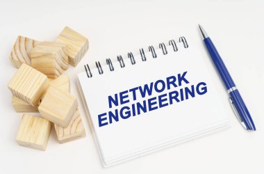 İnternet ve güvenlik kavramı. Masanın üzerinde küpler, bir kalem ve üzerinde 