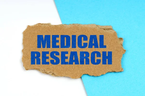 医学和健康概念 蓝白相间的背景是一块印有 医学研究 字样的纸板 — 图库照片