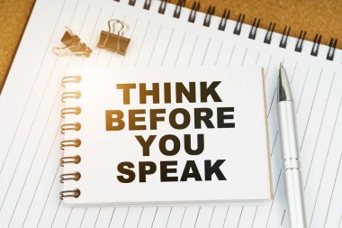 Ekonomi ve iş kavramı. Masanın üzerinde bir kalem, kıskaç ve üzerinde yazı olan bir defter var.