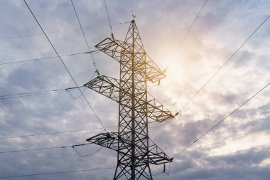 Enerji konsepti. Yüksek voltajlı elektrik kuleleri. Yüksek voltaj güç hatları.