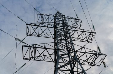 Enerji konsepti. Yüksek voltajlı elektrik kuleleri. Yüksek voltaj güç hatları.