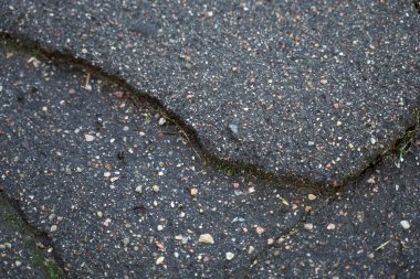 Doku. Çatlak asfalt dokusu. Yukarıdan bak. Yakın plan.