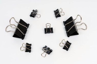 Ofis. Farklı boyutlarda siyah klipler beyaz arkaplanda..