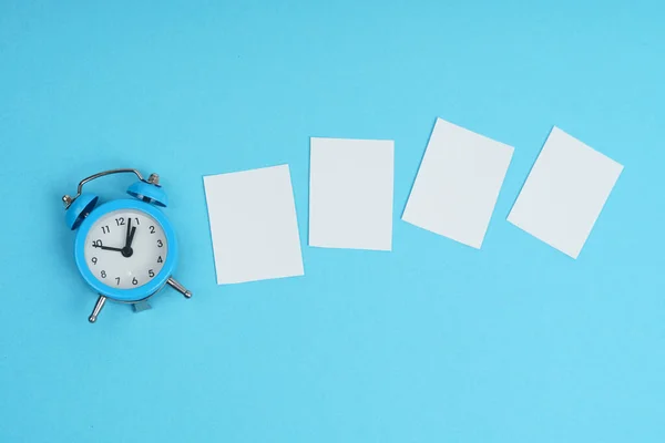 Blue Background Alarm Clock White Pieces Paper Mockup — Stock Photo, Image