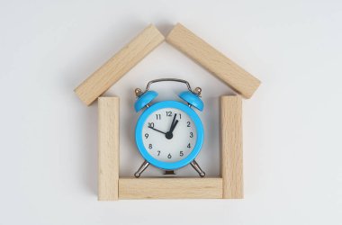 Bir ev, bir gri ev ve taş zemin üzerine siyah çalar saat satın almak için zaman