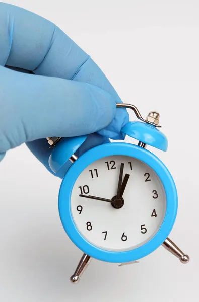 Medicin Och Vetenskap Koncept Vit Bakgrund Hand Med Blå Alarmhandske — Stockfoto