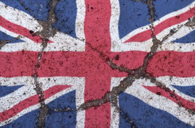 Kırık kaldırımda Birleşik Krallık bayrağı. Kriz, temerrüt, ekonomik çöküş, salgın, çatışma, terörizm kavramı. Odak dışında resim