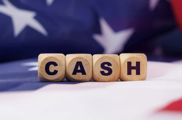 アメリカ経済とビジネスの概念 米国の旗は碑文とキューブを持っています Cash — ストック写真