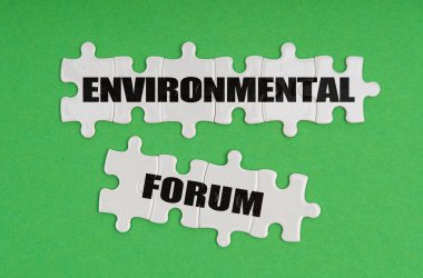 Çevresel konsept. Yeşil arka planda, yazıldığı bulmacalar var - çevre forumu