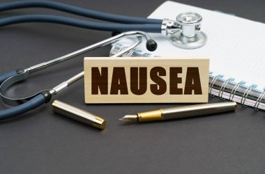 Tıp konsepti. Masanın üzerinde bir defter, bir steteskop ve üzerinde 