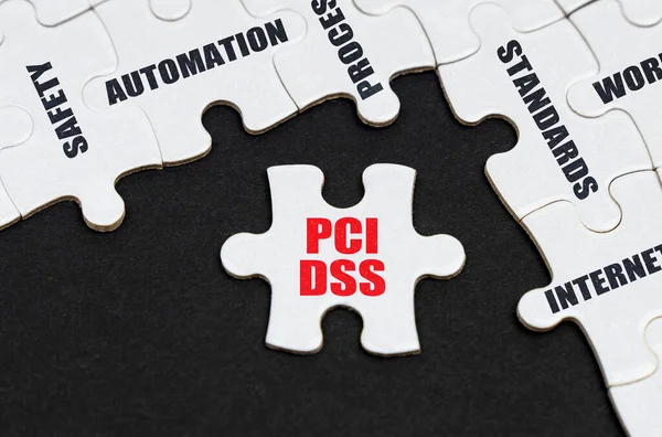 Sanayi konsepti. Siyah bir arkaplanda, yazılı bulmacalar, ayrı bir bulmacada bir yazı var - PCI DSS