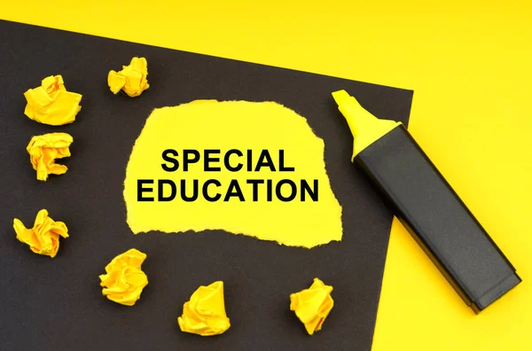 Koncepcja Biznesu Edukacji Żółtym Tle Czarny Arkusz Którym Leży Żółty — Zdjęcie stockowe