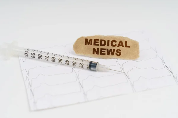 医学と健康の概念 テーブルの上には心臓グラム 注射器 碑文付きの紙があります 医学ニュース — ストック写真