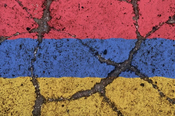 裂缝沥青路面上的亚美尼亚国旗 该国的危机 经济崩溃 大流行病 恐怖主义的概念 焦虑症图像 — 图库照片