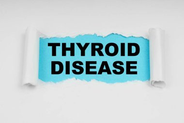 Tıbbi konsept. Uzayda beyaz bir sayfanın ortasında mavi bir zemin üzerinde yazı - THYROID Hastalığı