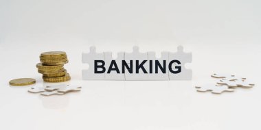 İş ve finans. Beyaz arka planda, yazıtlarda bulunan madeni paralar ve bulmacalar var.