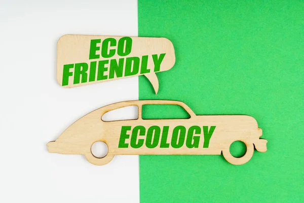 環境概念 白と緑の背景に 碑文と車の木製の図エコロジーと碑文とプレート Ecoフレンドリー — ストック写真