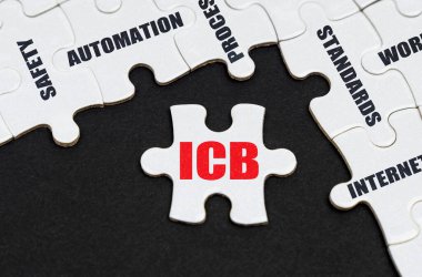 Sanayi konsepti. Siyah bir arkaplanda, yazıtlarla bulmacalar, ayrı bir bulmacada bir yazı var - ICB