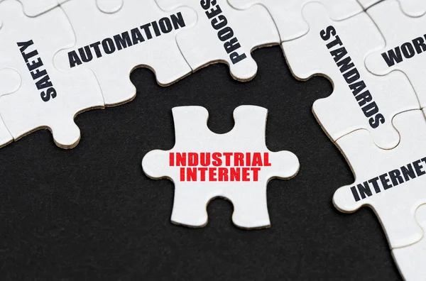 産業概念 黒の背景に 碑文付きのパズル 別のパズルに碑文があります Industrial Internet — ストック写真
