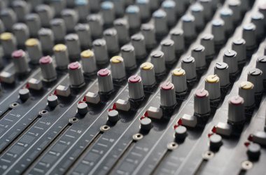Müzik aletleri. Beyaz arkaplandaki müzik konsolu denetimleri.