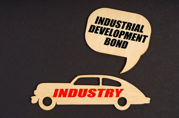 Auf schwarzem Grund ein Auto mit der Aufschrift Industry, darüber ein Schild mit der Aufschrift - IDB — Stockfoto