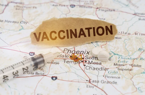 Arizona haritasında bir şırınga, hap ve kâğıt var. Üzerinde "VACCINATION" yazıyor. — Stok fotoğraf