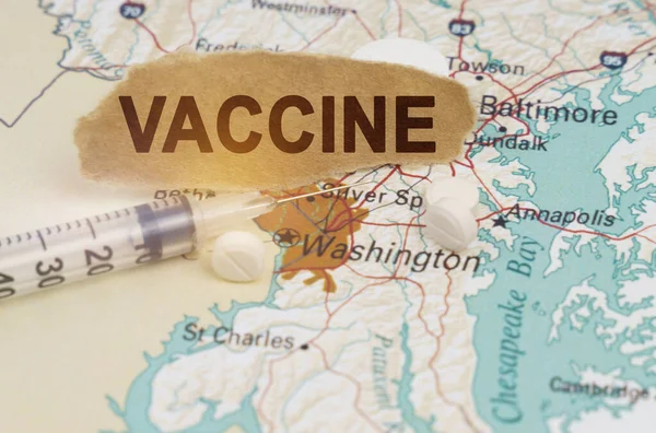 Conceito Medicina Saúde Seringa Comprimidos Papel Com Inscrição Vaccine — Fotografia de Stock