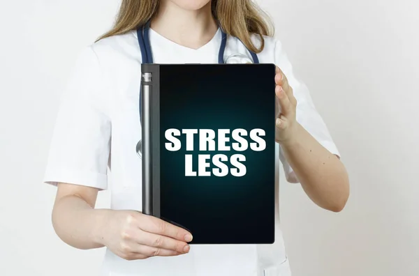 Medicin Och Hälsa Koncept Läkaren Håller Tablett Med Inskription Stress — Stockfoto